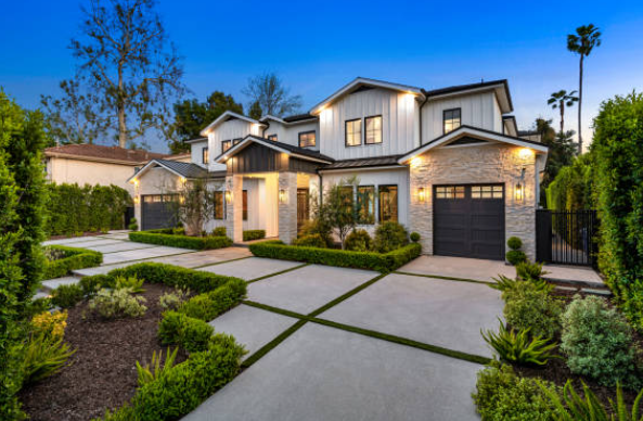 How to Recognize the Right Time to Sell a Luxury Home and Get the Best Price